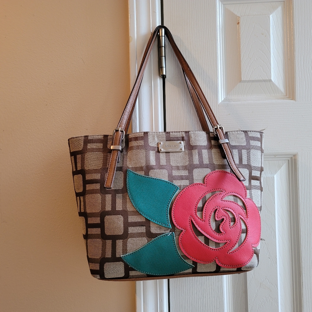 NINE WEST - Picture 2 of 10